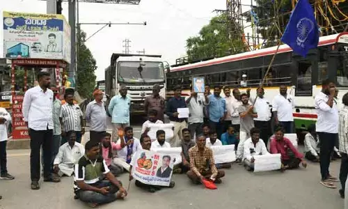 అంబేద్కర్ విగ్రహం తొలగింపుపై దళిత సంఘాల ఆగ్రహం