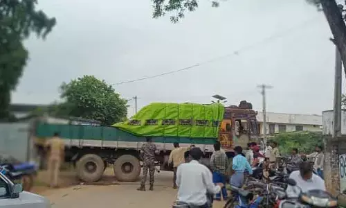 కేసముద్రంలో ఫుల్ గా తాగిన యూరియా లారీ డ్రైవర్