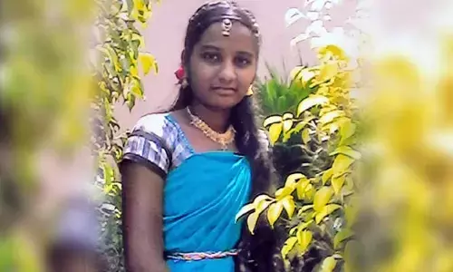 బహిర్భూమికి వెళ్లిన యువతి మృతి.. గ్రామంలో కలకలం