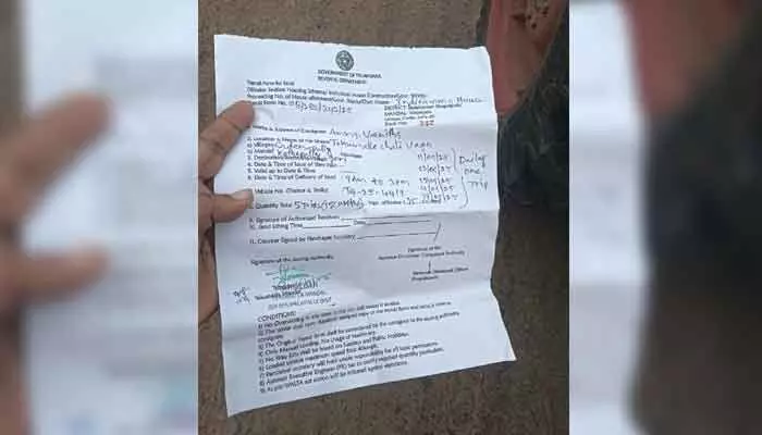దారి తప్పిన ఇసుక రవాణా దారి తప్పిన ఇసుక రవాణా