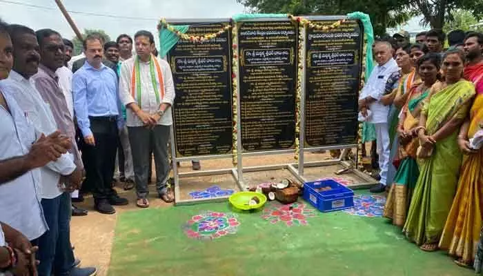 నేను ఇంగ్లీషులో చదివాను.. నాలాగా అందరూ ఇంగ్లీషులో మాట్లాడాలి నేను ఇంగ్లీషులో చదివాను.. నాలాగా అందరూ ఇంగ్లీషులో మాట్లాడాలి