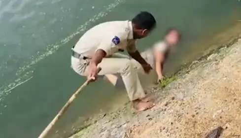 Viral video: అప్పు తిరిగివ్వడం లేదని చెరువులో దూకి మహిళ ఆత్మహత్యాయత్నం Viral video: అప్పు తిరిగివ్వడం లేదని చెరువులో దూకి మహిళ ఆత్మహత్యాయత్నం