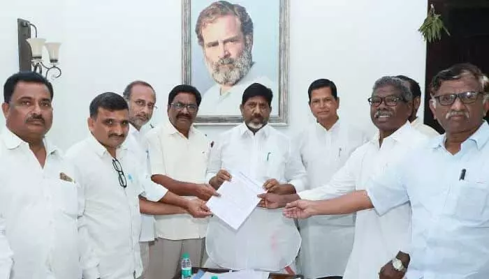 సింగరేణి కార్మికులకు డిప్యూటీ CM భట్టి కీలక హామీ సింగరేణి కార్మికులకు డిప్యూటీ CM భట్టి కీలక హామీ