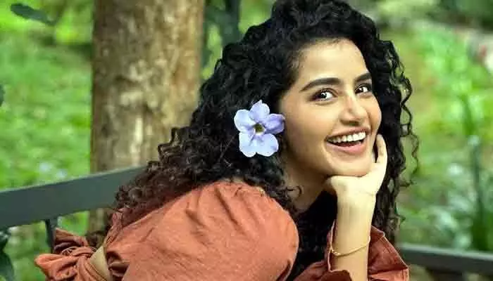Anupama Parameswaran: టిల్లు జీర్ణించుకోలేకపోతున్నాం అంటున్నారు.. మంచి సినిమాలు చేస్తే చూడరు: అనుపమ పరమేశ్వరన్ Anupama Parameswaran: టిల్లు జీర్ణించుకోలేకపోతున్నాం అంటున్నారు.. మంచి సినిమాలు చేస్తే చూడరు: అనుపమ పరమేశ్వరన్