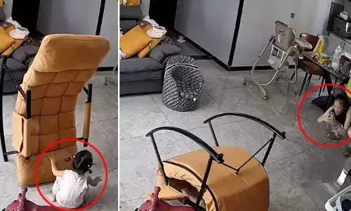 Viral Video: ఆ కుర్చీ మడతపడి..! చిన్నారిపై పడిన చైర్.. వెంటనే తల్లి చేసిన పనికి నెటిజన్‌లు షాక్..