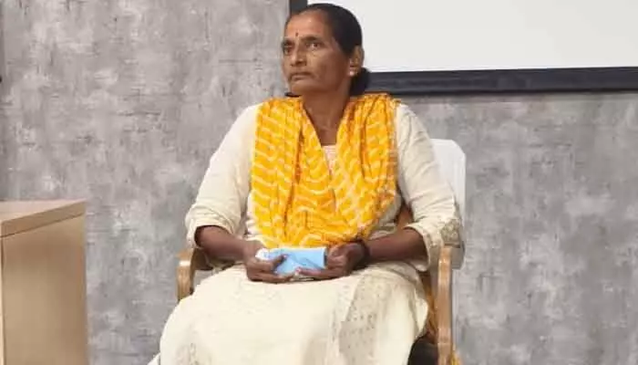 43 ఏళ్ల అజ్ఞాత జీవితానికి నేటితో తెర.. జనజీవన స్రవంతిలోకి సుజాతక్క 43 ఏళ్ల అజ్ఞాత జీవితానికి నేటితో తెర.. జనజీవన స్రవంతిలోకి సుజాతక్క