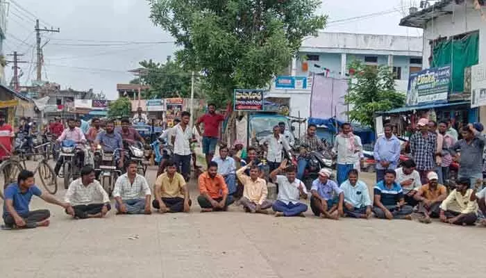 ఫర్టిలైజర్ వ్యాపారిపై చర్యలు తీసుకోవాలి ఫర్టిలైజర్ వ్యాపారిపై చర్యలు తీసుకోవాలి