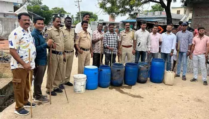 మరిపెడ మండలంలో ఎక్సైజ్ దాడులు మరిపెడ మండలంలో ఎక్సైజ్ దాడులు