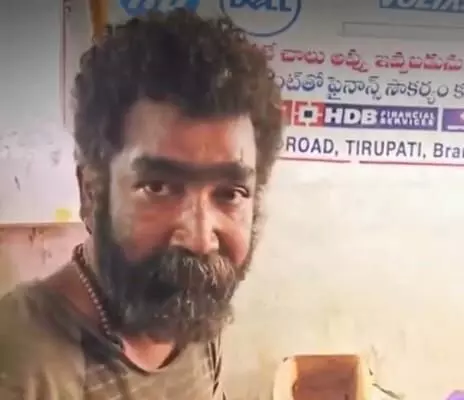 ఒకప్పుడు నెలకు లక్ష రూపాయల జీతం, కార్లు, బంగ్లాలు.. భార్య పుణ్యమా అని ఇప్పుడు అడుక్కుంటున్నాడు.. (వీడియో) ఒకప్పుడు నెలకు లక్ష రూపాయల జీతం, కార్లు, బంగ్లాలు.. భార్య పుణ్యమా అని ఇప్పుడు అడుక్కుంటున్నాడు.. (వీడియో)