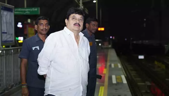 ట్రాఫిక్ ఎఫెక్ట్.. మెట్రోలో ప్రయాణించిన తెలంగాణ బీజేపీ చీఫ్ ట్రాఫిక్ ఎఫెక్ట్.. మెట్రోలో ప్రయాణించిన తెలంగాణ బీజేపీ చీఫ్