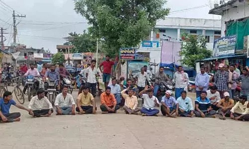 ఫర్టిలైజర్ వ్యాపారిపై చర్యలు తీసుకోవాలి