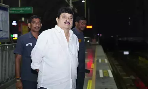 ట్రాఫిక్ ఎఫెక్ట్.. మెట్రోలో ప్రయాణించిన తెలంగాణ బీజేపీ చీఫ్