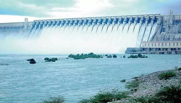 శ్రీశైలం నుంచి పోటెత్తిన వరద.. నాగార్జునసాగర్ 26 గేట్లు ఎత్తివేత శ్రీశైలం నుంచి పోటెత్తిన వరద.. నాగార్జునసాగర్ 26 గేట్లు ఎత్తివేత