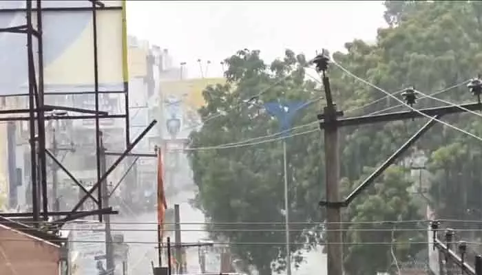 గుంటూరులో క్లౌడ్ బరస్ట్ తరహా వర్షం..25 నిమిషాల్లోనే 5 సెం.మీ. వర్షపాతం గుంటూరులో క్లౌడ్ బరస్ట్ తరహా వర్షం..25 నిమిషాల్లోనే 5 సెం.మీ. వర్షపాతం