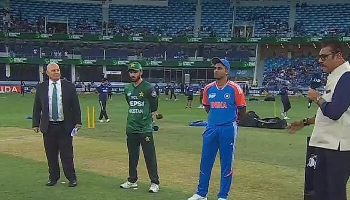 Asia Cup 2025: టాస్ గెలిచిన పాక్.. బ్యాటింగ్ ఎవరిదంటే ? Asia Cup 2025: టాస్ గెలిచిన పాక్.. బ్యాటింగ్ ఎవరిదంటే ?