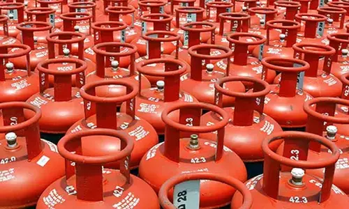 నేడు రెండు తెలుగు రాష్ట్రాల్లో గ్యాస్ సిలిండర్ ధరలు ఎలా ఉన్నాయంటే..