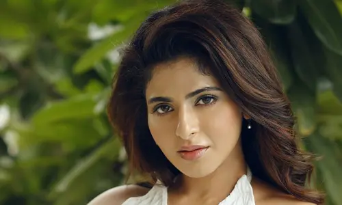 Iswarya Menon : హాట్‌ ఫోజులతో కవ్విస్తోన్న బ్యూటి