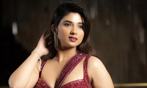 Pragya Nagra  : కసి చూపులతో సెగలు రేపుతున్న బ్యూటీ