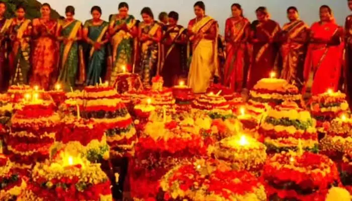 ఈ నెల 21న ఎంగిలిపూల బతుకమ్మ.. సద్దుల బతుకమ్మ ఎప్పుడో తెలుసా? ఈ నెల 21న ఎంగిలిపూల బతుకమ్మ.. సద్దుల బతుకమ్మ ఎప్పుడో తెలుసా?