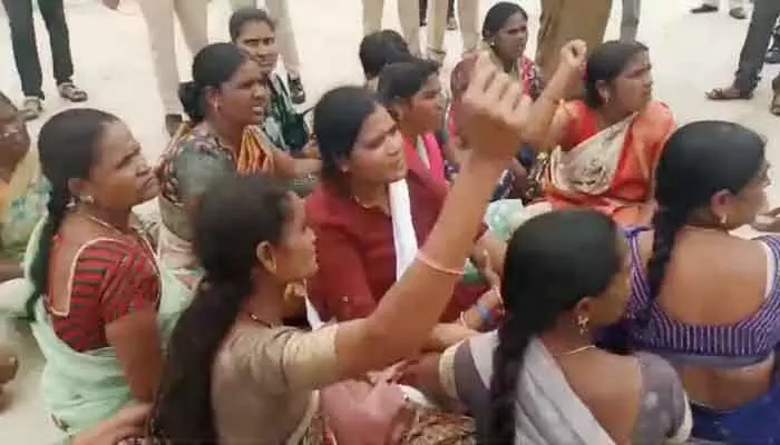 CM రేవంత్ ఇంటి ఎదుట ఆందోళన.. అంగన్వాడీ కార్యకర్తల అరెస్ట్ CM రేవంత్ ఇంటి ఎదుట ఆందోళన.. అంగన్వాడీ కార్యకర్తల అరెస్ట్
