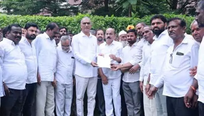 Harish Rao: రేవంత్ రెడ్డి ఆటలతో పేద రైతులకు శాపాలు: హరీశ్ రావు Harish Rao: రేవంత్ రెడ్డి ఆటలతో పేద రైతులకు శాపాలు: హరీశ్ రావు