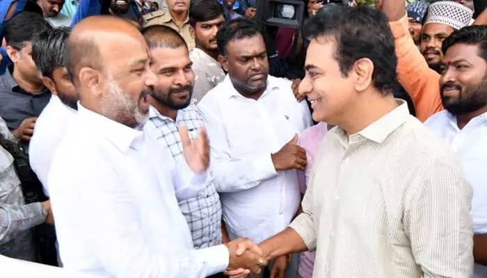 బండి సంజయ్కు కేటీఆర్ సెన్సేషనల్ షాక్.. రూ.10 కోట్ల పరువు నష్టం దావా బండి సంజయ్కు కేటీఆర్ సెన్సేషనల్ షాక్.. రూ.10 కోట్ల పరువు నష్టం దావా