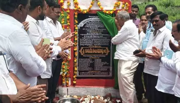 ప్రతిపల్లెను ప్రగతివైపు పరుగులు పెట్టిద్దాం ప్రతిపల్లెను ప్రగతివైపు పరుగులు పెట్టిద్దాం