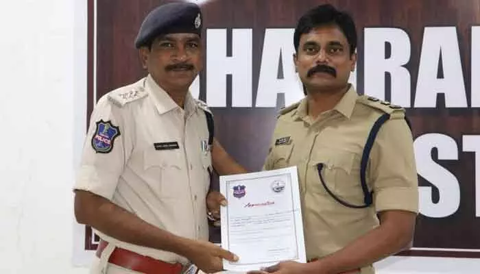డీఎస్పీని అభినందించిన ఎస్పీ రోహిత్ రాజు డీఎస్పీని అభినందించిన ఎస్పీ రోహిత్ రాజు