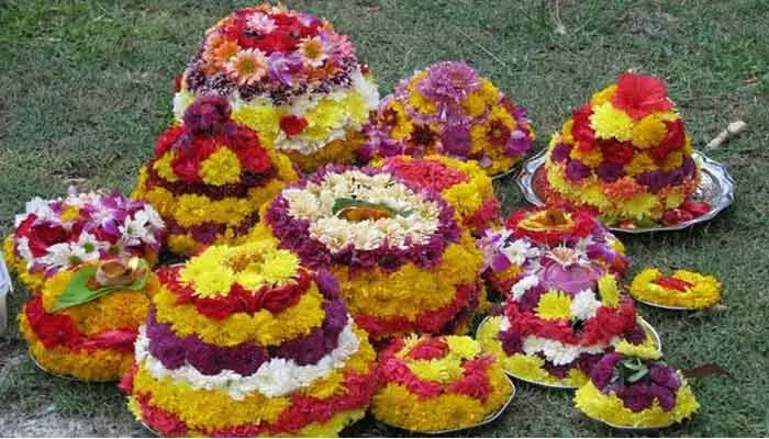 ఆ ఊర్లో దళితులకు దూరంగా బతుకమ్మ! ఆ ఊర్లో దళితులకు దూరంగా బతుకమ్మ!