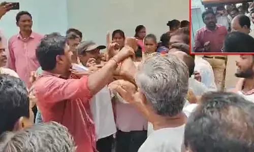 యూరియా పంపిణీలోనూ రాజకీయం.. పీఎసీఎస్ కార్యాలయం వద్ద రచ్చ.. రచ్చ