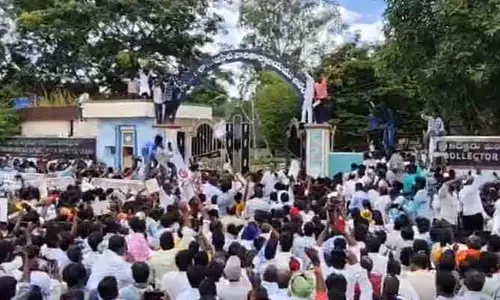 అనంతపురంలో తీవ్ర ఉద్రిక్తత.. కలెక్టరేట్‌లోకి దూసుకెళ్లి రెవెన్యూ భవన్‌కు తాళం