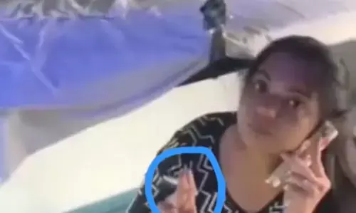 Viral Video : రైలు ఏసీ బోగీలో సిగరెట్ తాగుతూ రచ్చ చేసిన యువతి.. ట్రైన్ నీదా అంటూ వీరంగం