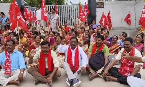 మంత్రి ఉత్తమ్ కుమార్ రెడ్డి ఇంటి ముందు ధర్నా.