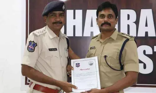 డీఎస్పీని అభినందించిన ఎస్పీ రోహిత్ రాజు