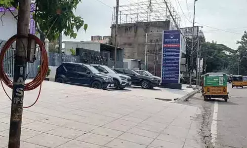 ఫుట్ పాత్ ను ఆక్రమించిన ‘మెడికవర్’