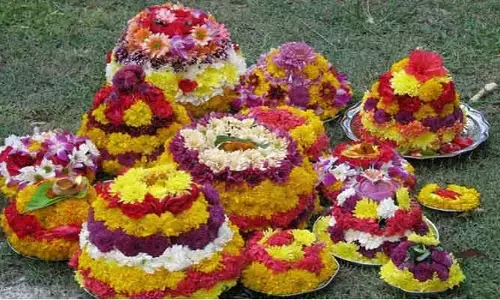 ఆ ఊర్లో దళితులకు దూరంగా బతుకమ్మ!