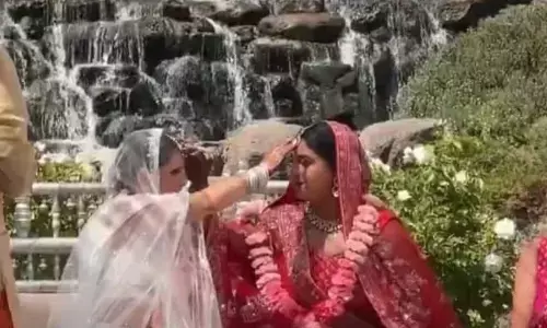 Viral Video : హిందూ సంప్రదాయం ప్రకారం అంగరంగ వైభవంగా పెళ్లి చేసుకున్న ఇద్దరు అమ్మాయిలు.. బరాత్.. రిసెప్షన్.. జోర్దార్..