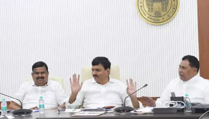 తిరుమలగిరిలో 3 వేల మంది అనర్హులు.. అధికారులకు మంత్రి పొంగులేటి కీలక ఆదేశం తిరుమలగిరిలో 3 వేల మంది అనర్హులు.. అధికారులకు మంత్రి పొంగులేటి కీలక ఆదేశం