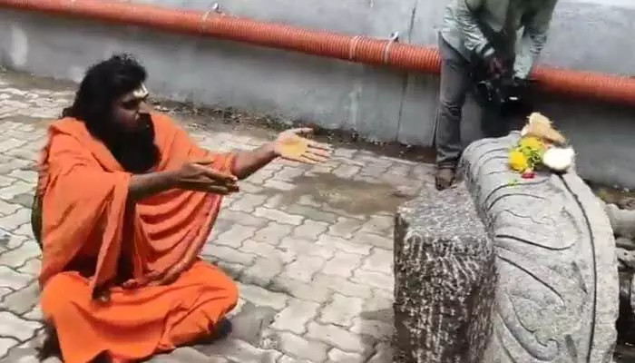 తిరుమలలో మహా అపచారం.. ప్రళయం తప్పదంటున్న కళాక్షేత్ర పీఠాధిపతి తిరుమలలో మహా అపచారం.. ప్రళయం తప్పదంటున్న కళాక్షేత్ర పీఠాధిపతి