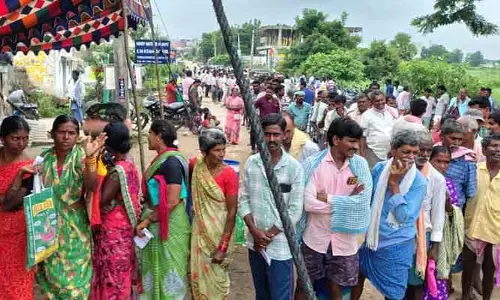 రైతుల కంటే దళారీలదే రాజ్యం