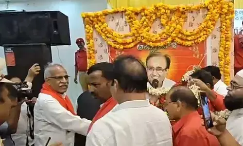 CPI ఎమ్మెల్సీ నెల్లికంటి సత్యంకు అవమానం.. పక్కకు నెట్టేయబోయిన సీఐ