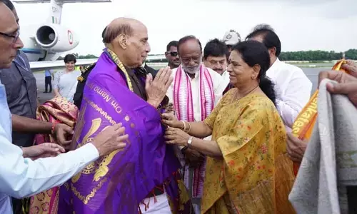 బేగంపేట ఎయిర్‌పోర్ట్‌లో అడుగుపెట్టిన రాజ్‌నాథ్ సింగ్‌కు బీజేపీ నేతల ఘన స్వాగతం