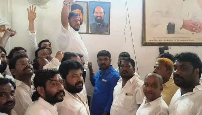 సూర్యాపేట ఎమ్మెల్యే క్యాంపు కార్యాలయంలో కాంగ్రెస్ నాయకుల నినాదాలు.. సూర్యాపేట ఎమ్మెల్యే క్యాంపు కార్యాలయంలో కాంగ్రెస్ నాయకుల నినాదాలు..