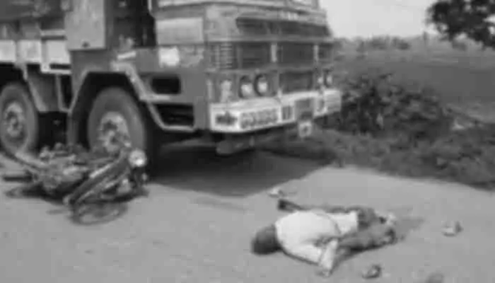 బైక్ ను ఢీకొన్న లారీ : వ్యక్తి మృతి బైక్ ను ఢీకొన్న లారీ : వ్యక్తి మృతి