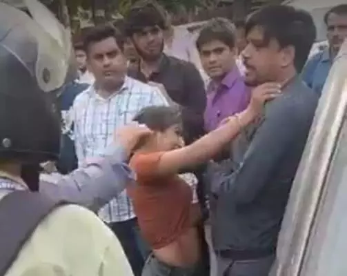Viral Video : నడిరోడ్డుపై భర్తను చితక్కొట్టిన భార్య.. పిడిగుద్దులు గుద్ది, కొరికి, గొంతు పిసికి రచ్చ రచ్చ.. చూస్తూ ఉండిపోయిన జనాలు.. కానీ తర్వాత.. Viral Video : నడిరోడ్డుపై భర్తను చితక్కొట్టిన భార్య.. పిడిగుద్దులు గుద్ది, కొరికి, గొంతు పిసికి రచ్చ రచ్చ.. చూస్తూ ఉండిపోయిన జనాలు.. కానీ తర్వాత..