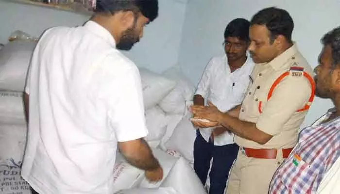 రేషన్ బియ్యం పట్టివేత రేషన్ బియ్యం పట్టివేత