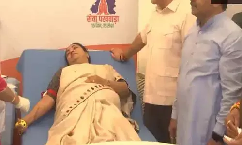 ప్రధాని మోడీ పుట్టినరోజు సందర్భంగా రక్తదానం చేసిన మహిళా సీఎం
