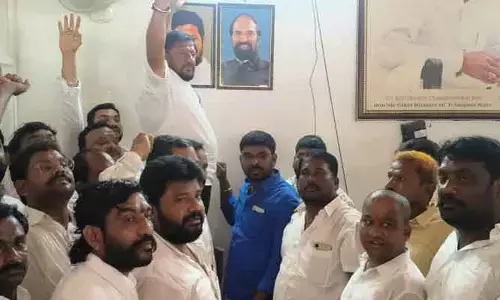 సూర్యాపేట ఎమ్మెల్యే క్యాంపు కార్యాలయంలో కాంగ్రెస్ నాయకుల నినాదాలు..