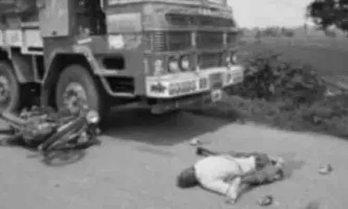 బైక్ ను ఢీకొన్న లారీ : వ్యక్తి మృతి