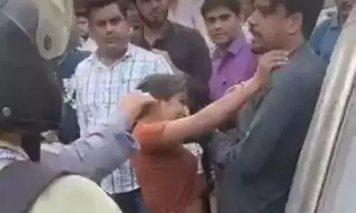 Viral Video : నడిరోడ్డుపై భర్తను చితక్కొట్టిన భార్య.. పిడిగుద్దులు గుద్ది, కొరికి, గొంతు పిసికి రచ్చ రచ్చ.. చూస్తూ ఉండిపోయిన జనాలు.. కానీ తర్వాత..